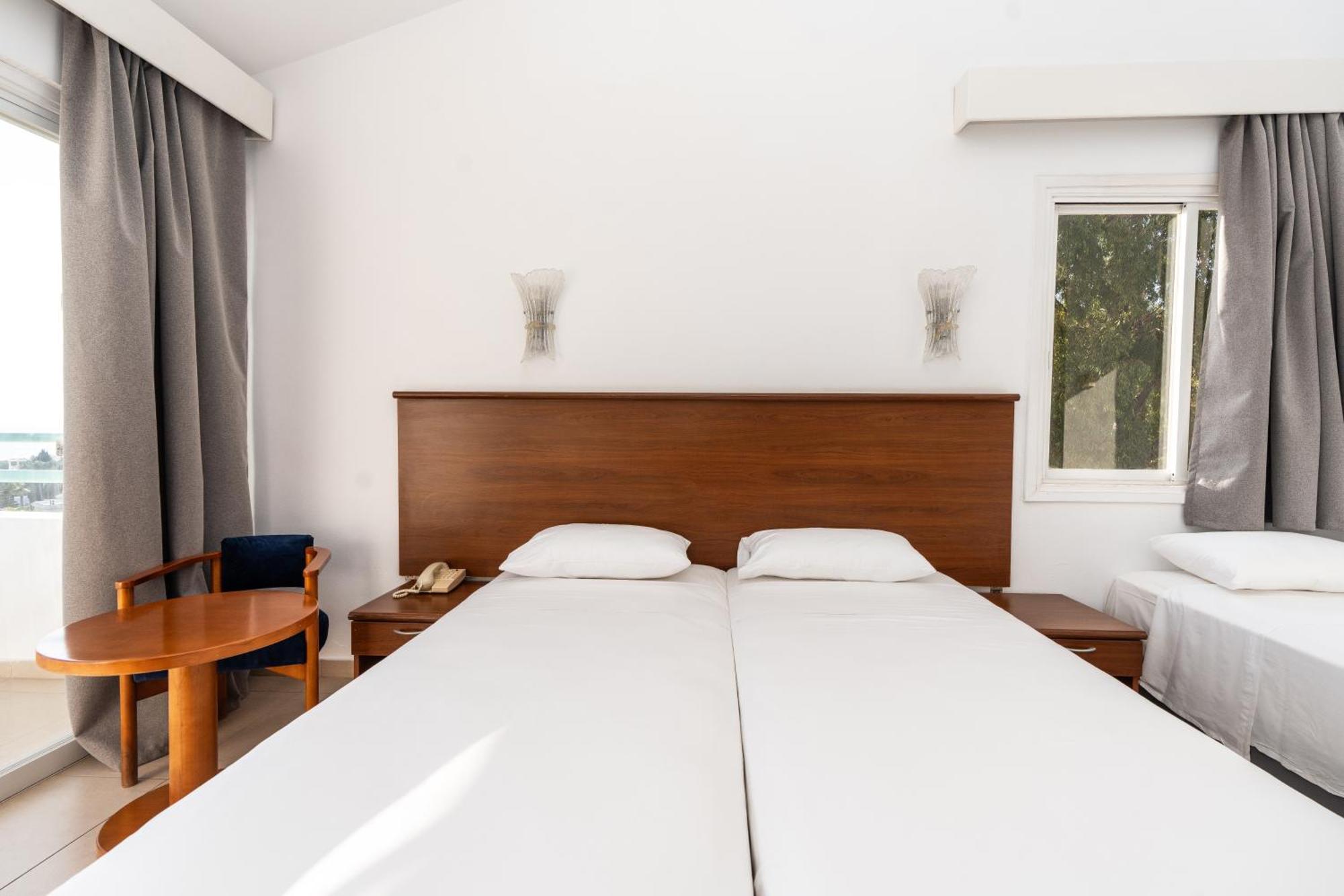 Adelais Bay Hotel Protarász Kültér fotó